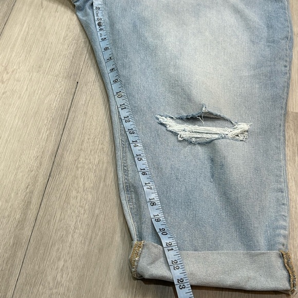Old Navy Women’s Plus Size Boyfriend Cuffed Distressed Jeans Size 28 - Picture 3 of 7